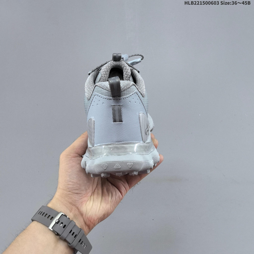 Alo Yoga Alo Runner Low-Top Sneakers in Grey