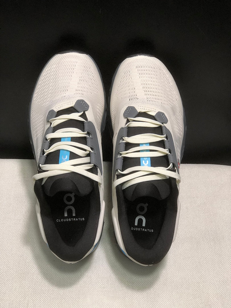 On Cloudstratus 3 Running Shoes in Cream and Gray