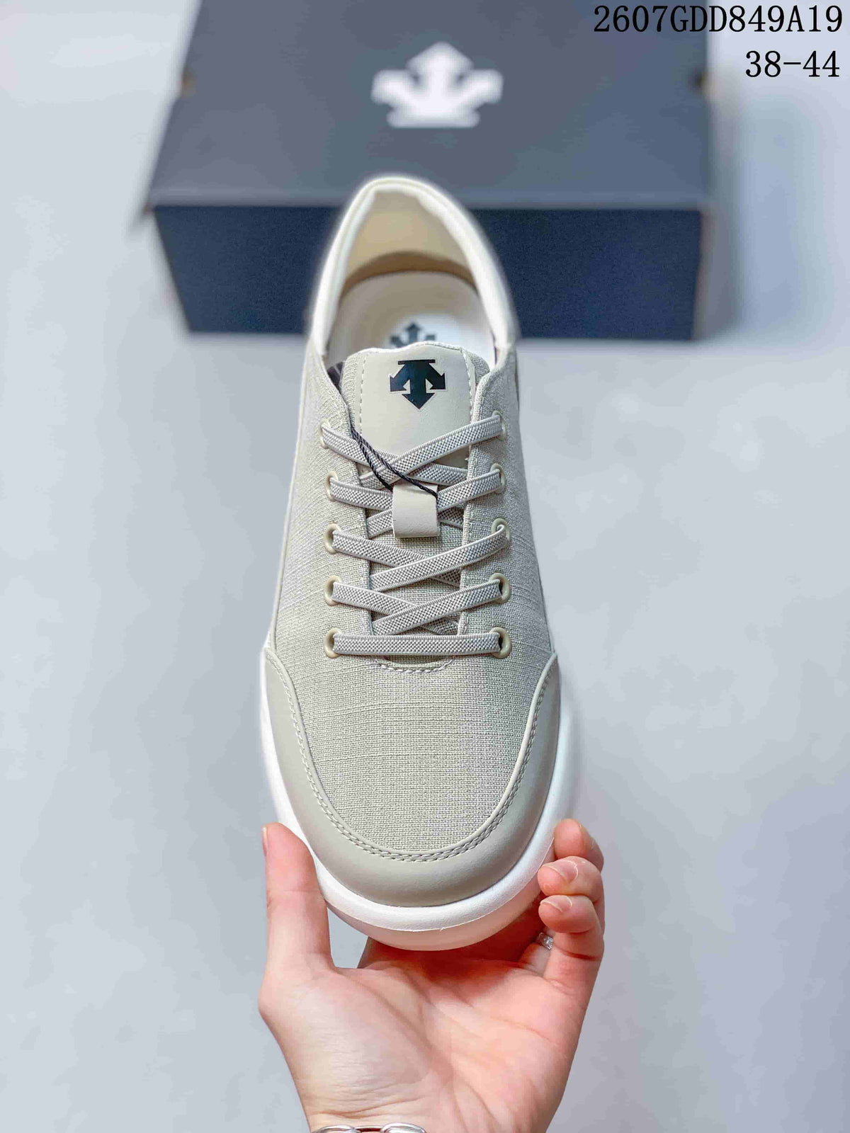 Descente 2607GDD849A19 Low-Top Sneakers in White and Gray