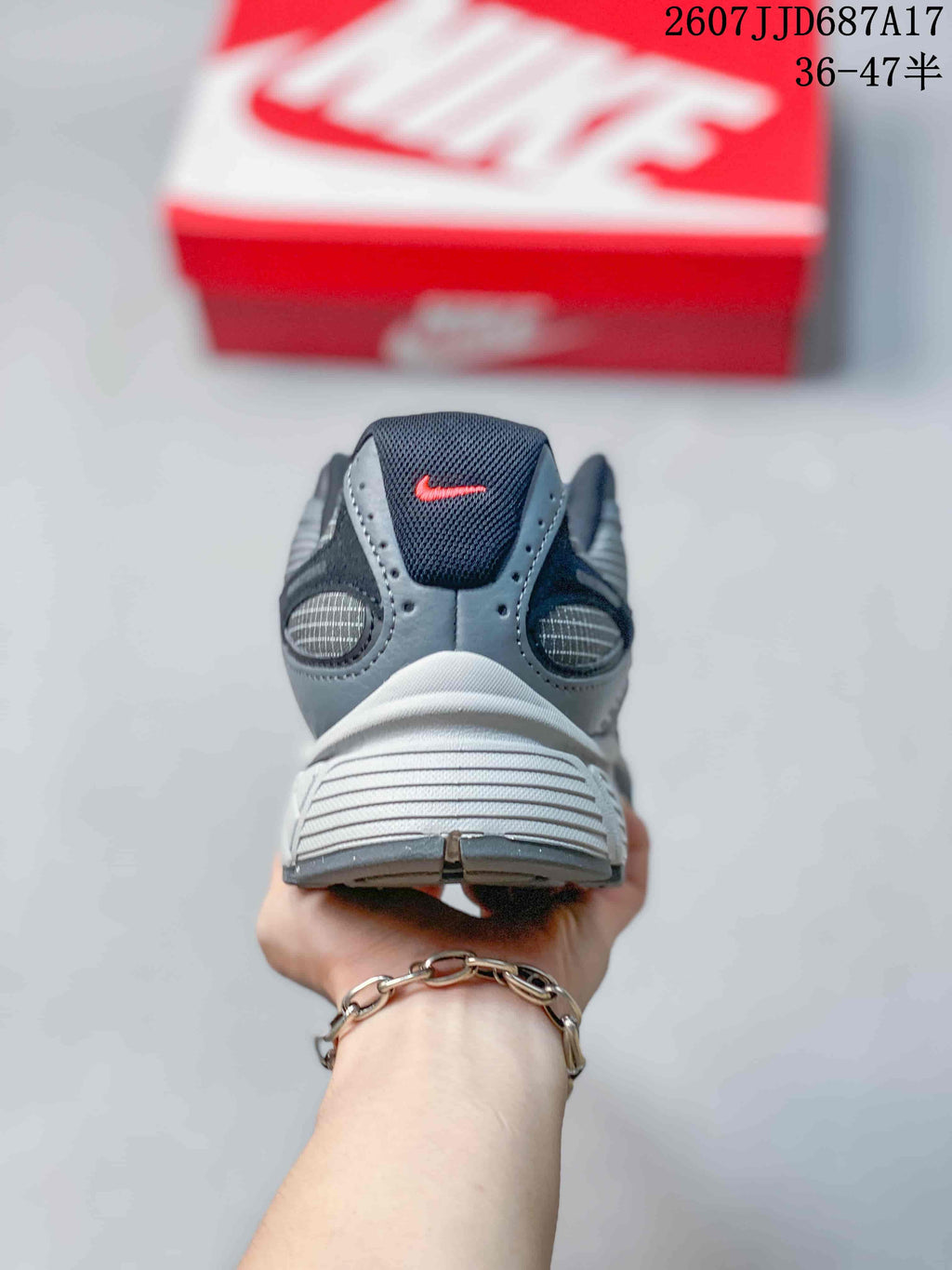 Nike V5 RNR Gray Low-Top Casual Sneakers