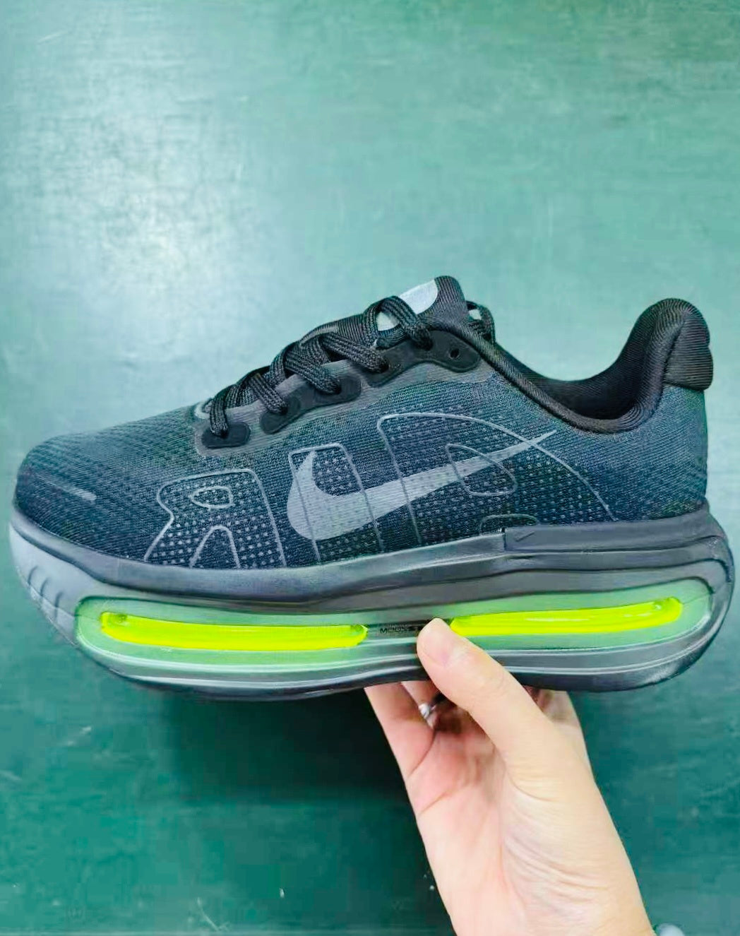 Nike Air Max Sneaker HQ2050-001 in Dark Gray