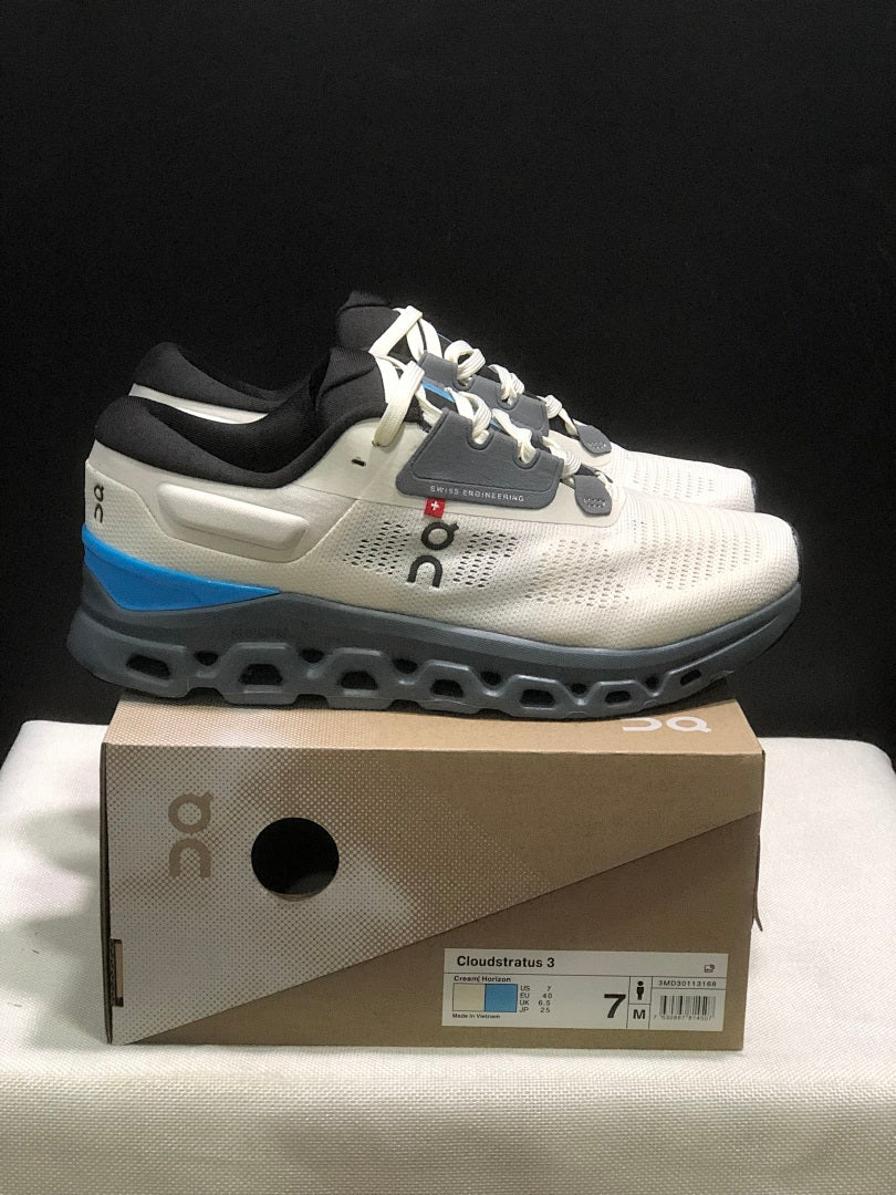 On Cloudstratus 3 Running Shoes in Cream and Gray