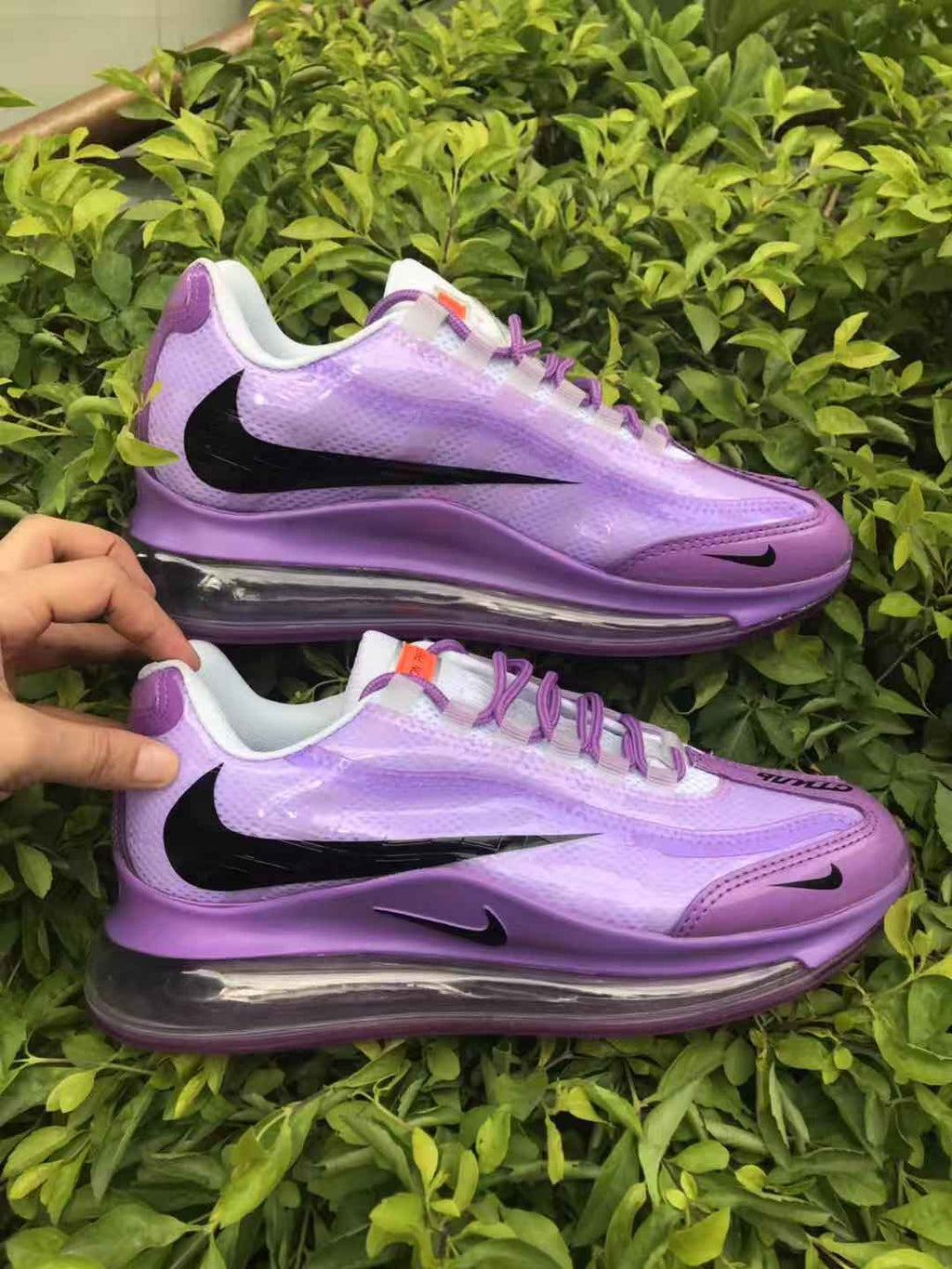 Nike Air Max 720 Sneakers in Purple