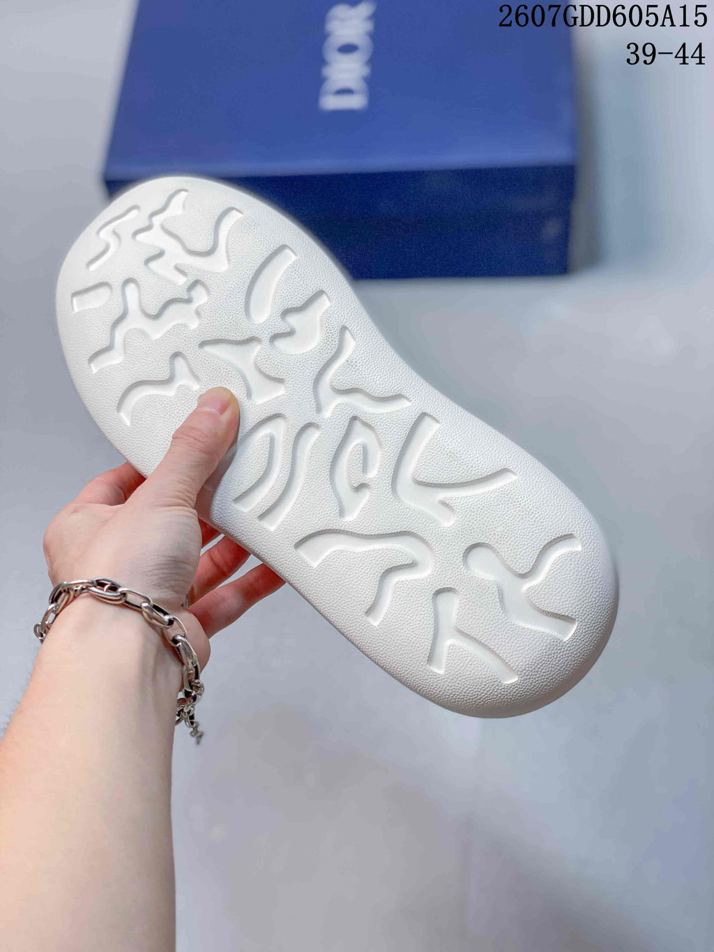 Dior White and Blue Low-Top Sneakers 2607GDD605A15