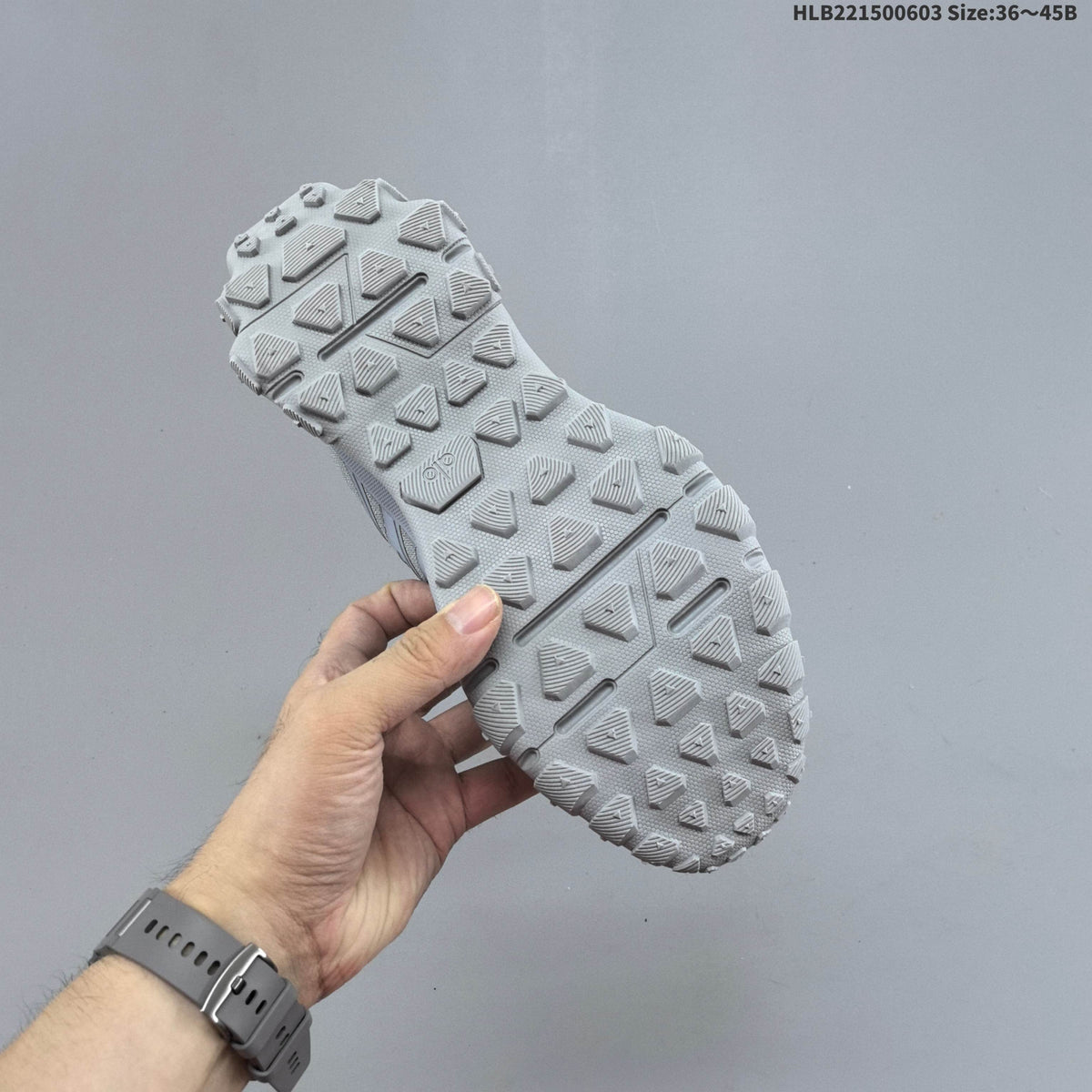 Alo Yoga Alo Runner Low-Top Sneakers in Grey