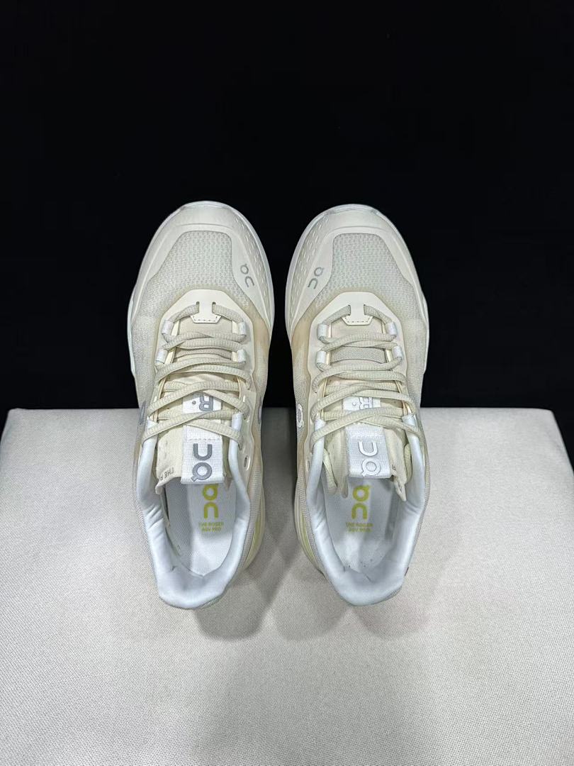 On The Roger Advantage Pro Tennis Sneakers Cream