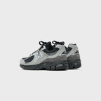 New Balance 2002R - Black / Silver Metallic