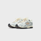 New Balance 204L - Silver Metallic / Flat Taupe