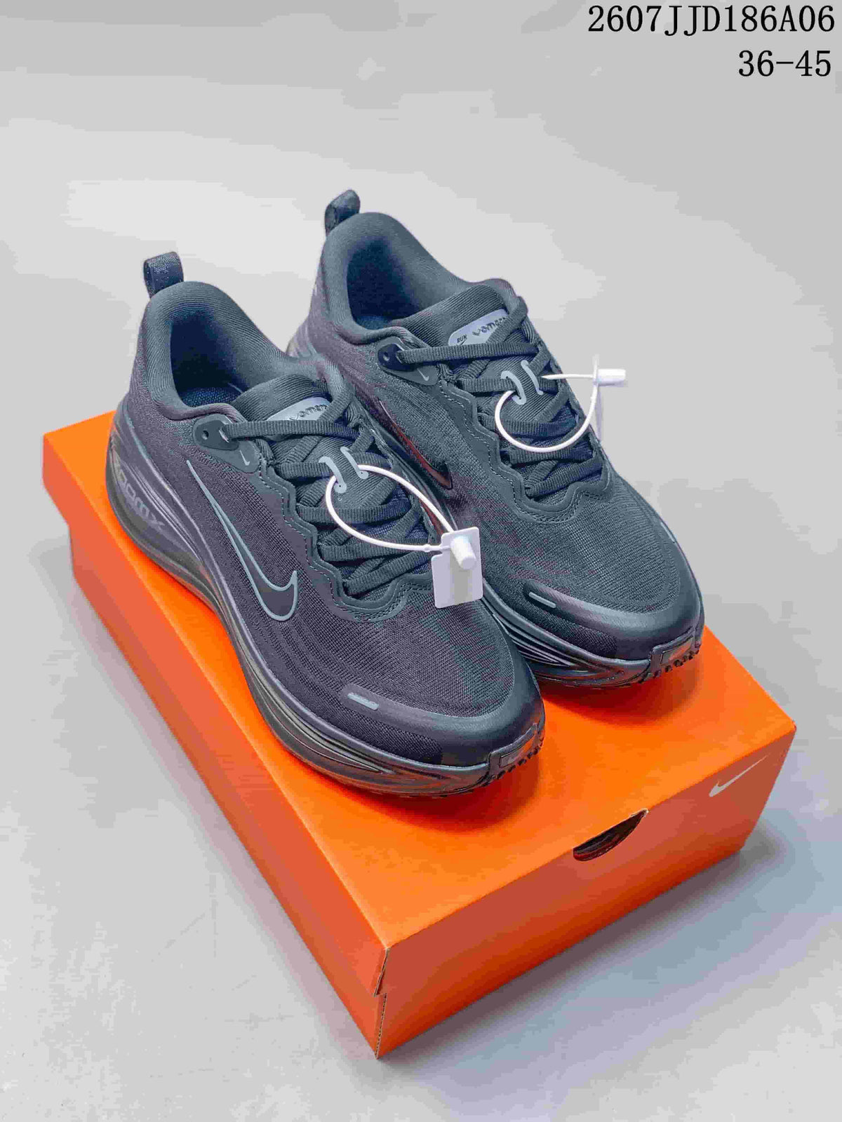 Nike Vomero 18 GTX Running Shoes in Black