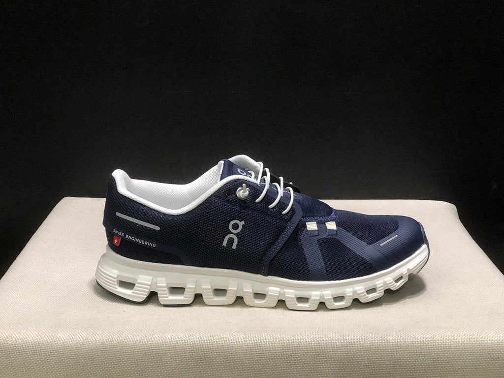 On Cloud 6 Sneakers in Navy and White