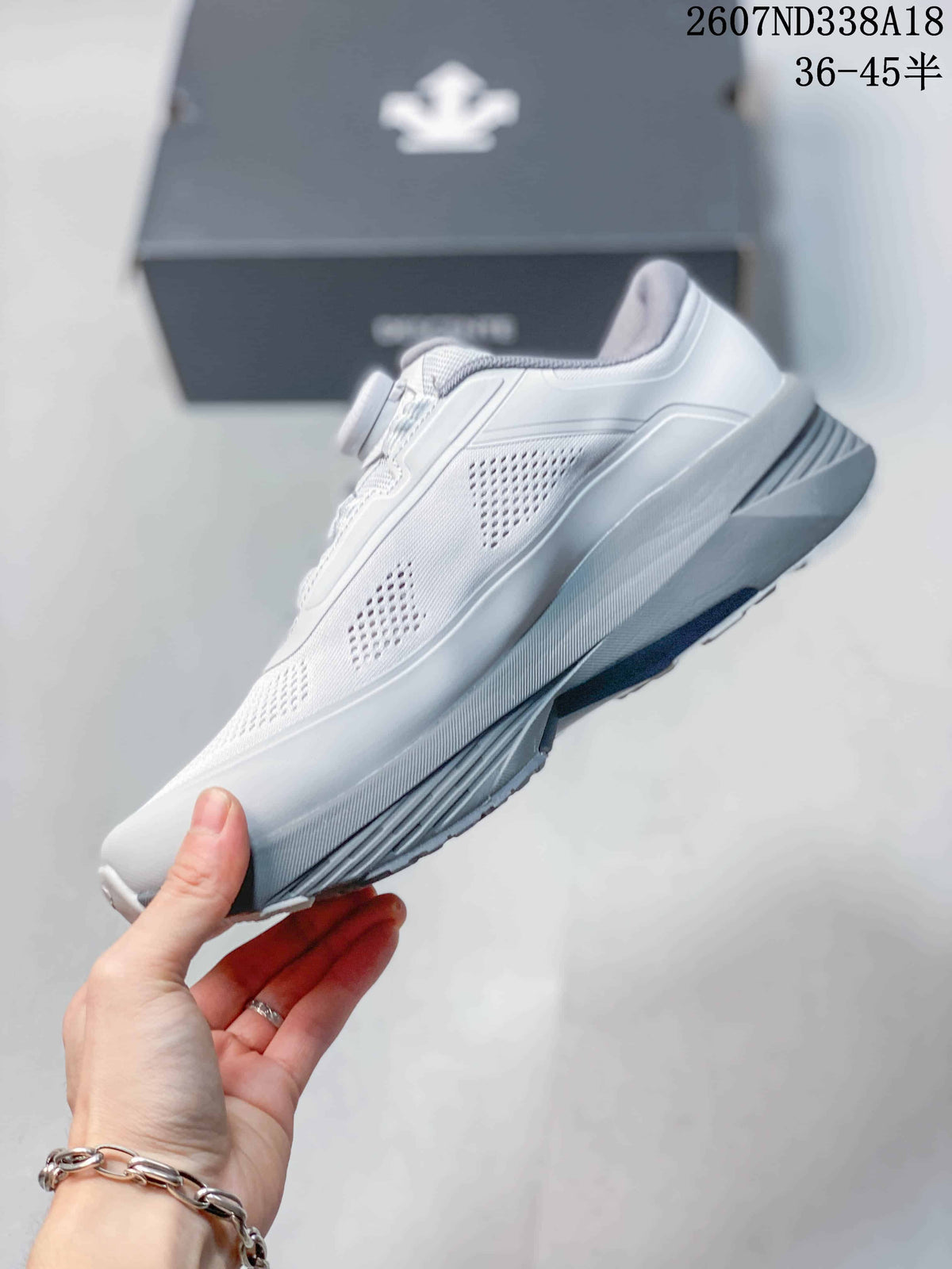 DESCENTE D F WIRE 3.0 White Gray Running Sneakers