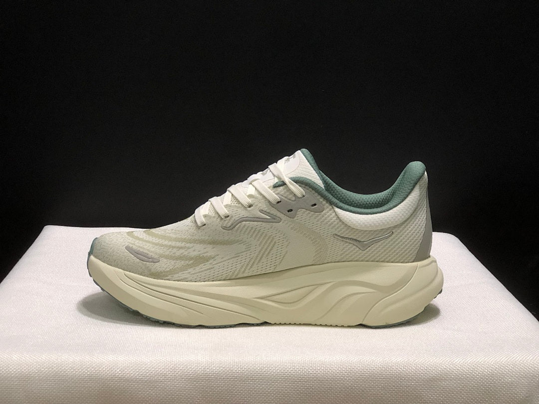 HOKA Arahi 8 Running Shoes in Cream and Sage