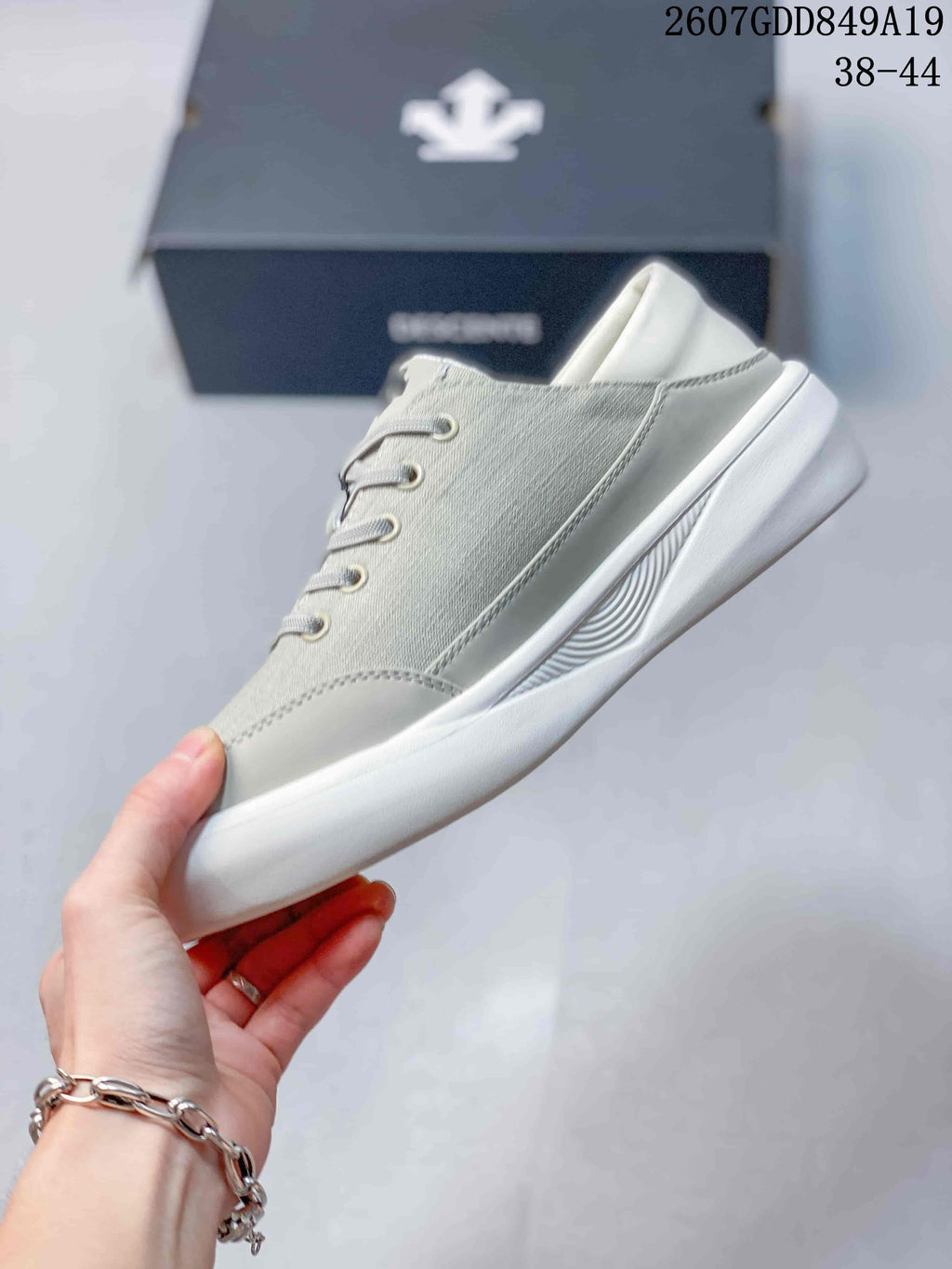 Descente 2607GDD849A19 Low-Top Sneakers in White and Gray