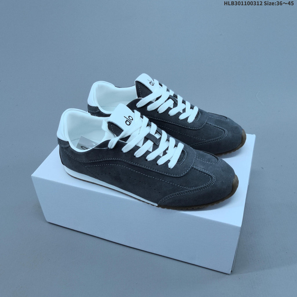 Alo Sunset Sneakers in Suede-Look Low-Top Style