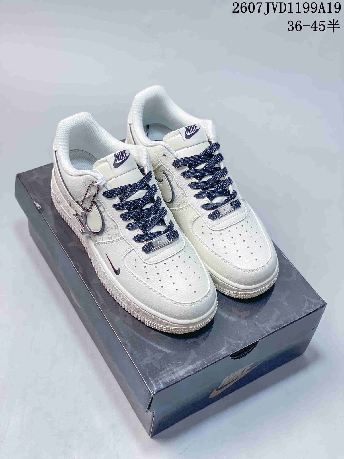 Nike Air Force 1 Low White Sneakers 711790ORO