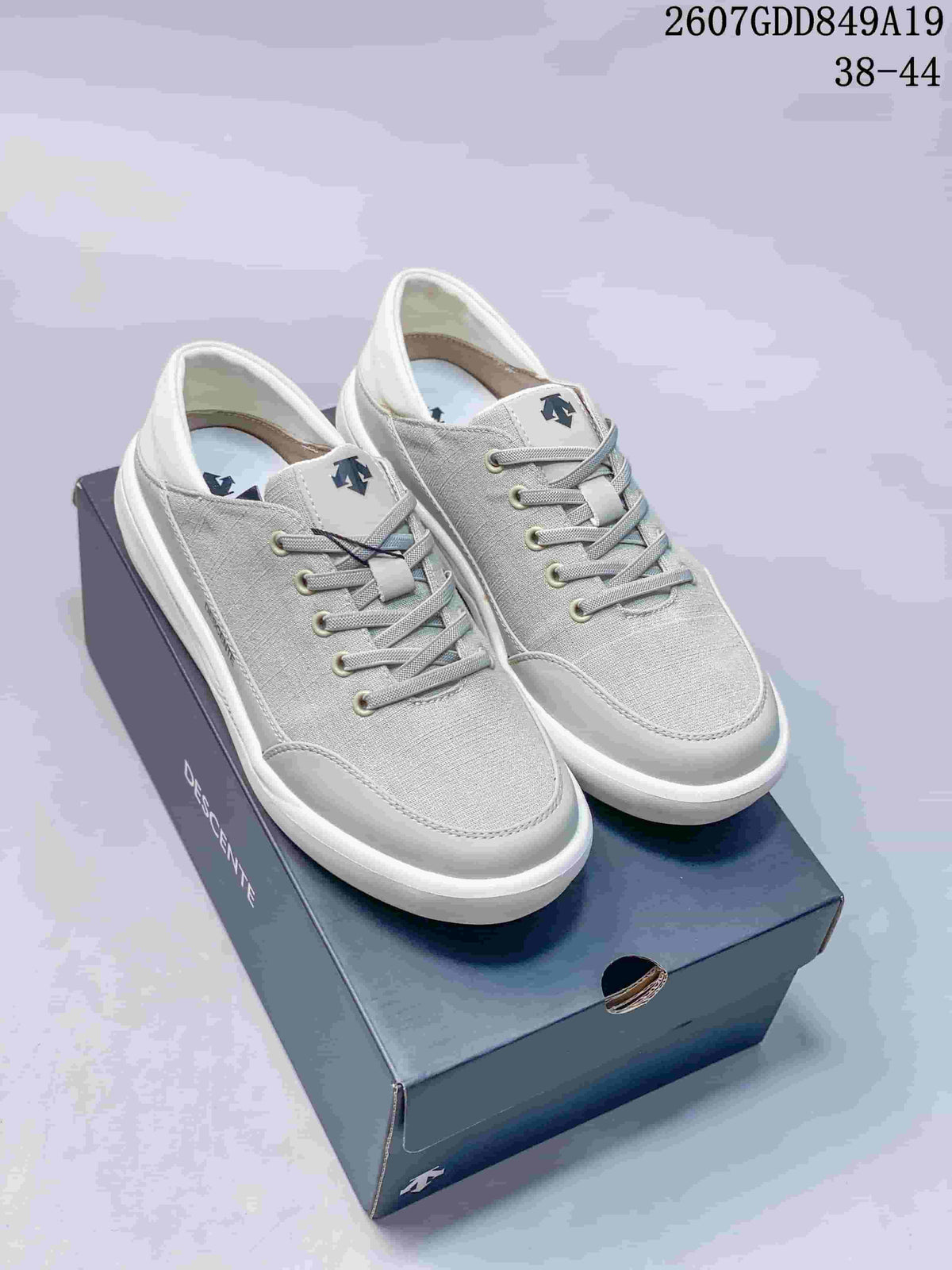 Descente 2607GDD849A19 Low-Top Sneakers in White and Gray